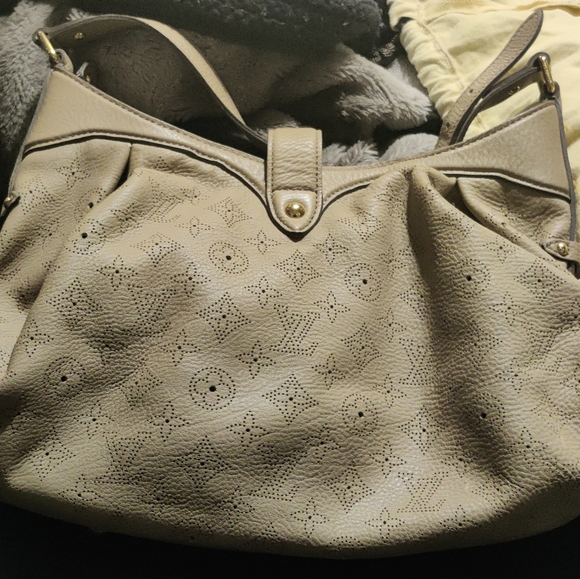 Louis Vuitton Mahina Perforated hobo - Picture 3 of 16
